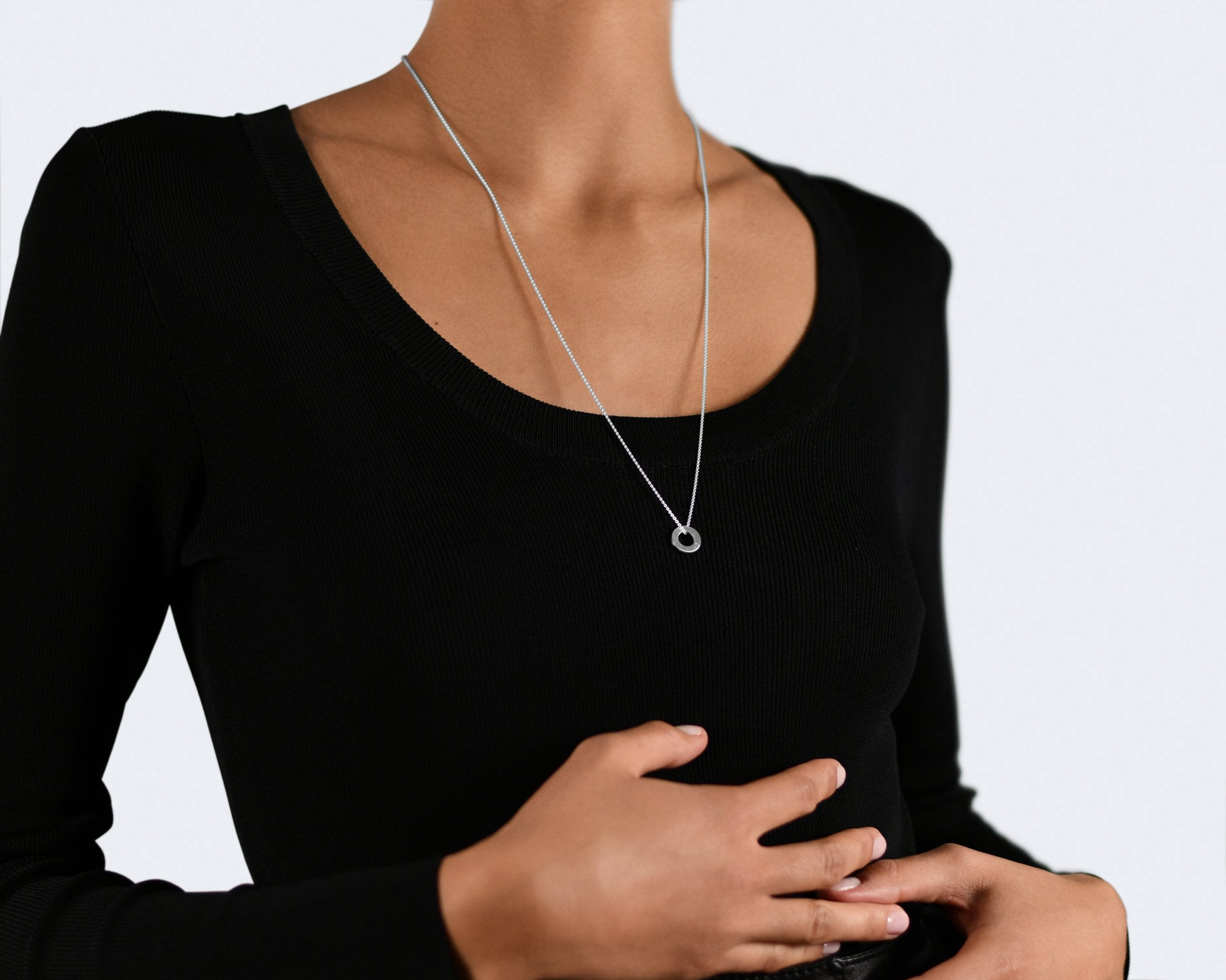 round necklace 1.1g